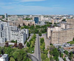 Plac Wolności w Charkowie - Derżprom po lewej stronie