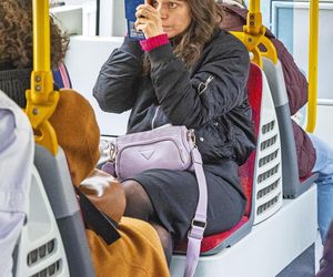 Jachira maluje się w tramwaju