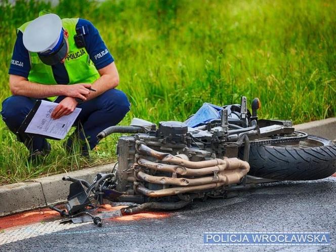 38-latek uderzył w bariery, motocykl rozpadł się na dwie części