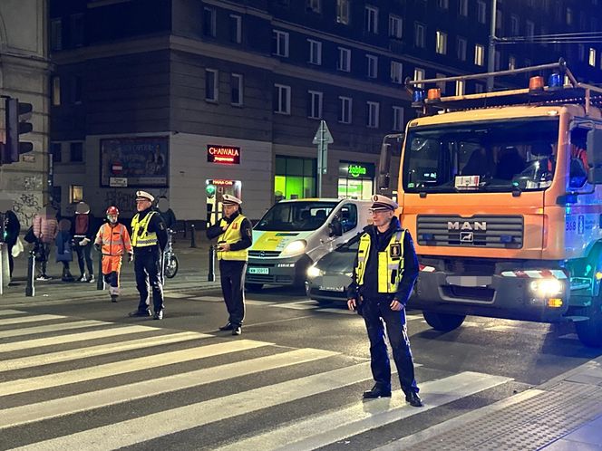 Groźny wypadek w Warszawie. Samochód i dwa tramwaje rozbite. Jeden z nich się wykoleił