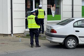 Koszmar na Bielanach. Toyota gruchnęła w pieszego. Polała się krew