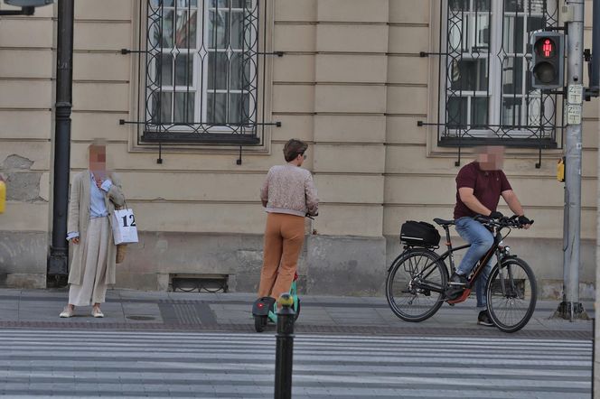 Monika Richardson pędzi na hulajnodze