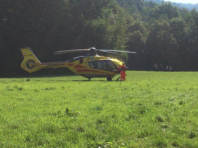 Iwkowa. Mężczyzna zasłabł na wieży widokowej! Śmigłowiec zabrał go do szpitala