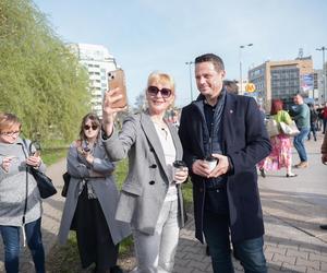 Kawa przy metrze z Rafałem Trzaskowskim! Tak dziękował mieszkańcom za oddane głosy