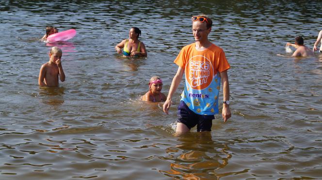 Szaleństwo w wodzie i na lądzie. Patrol ESKA Summer City wpadł na plażę do Piecek [WIDEO, ZDJĘCIA]