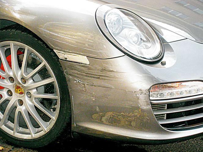 Popsuli Kammelowi porsche