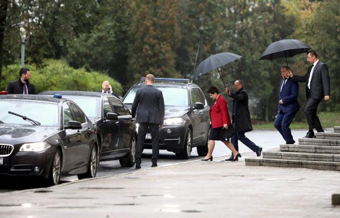 Szydło wozi się jak królowa