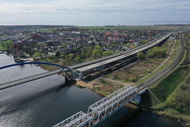 Niebieskie przęsło łukowe mostu nad Dziwną jest już gotowe