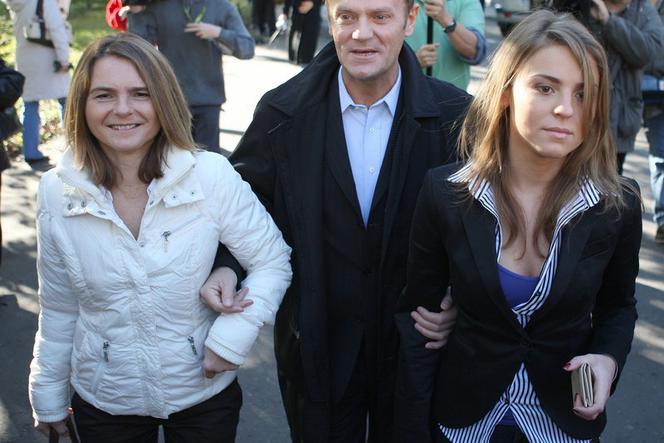 Kasia Tusk z tatą premierem i mamą Małgorzatą 
