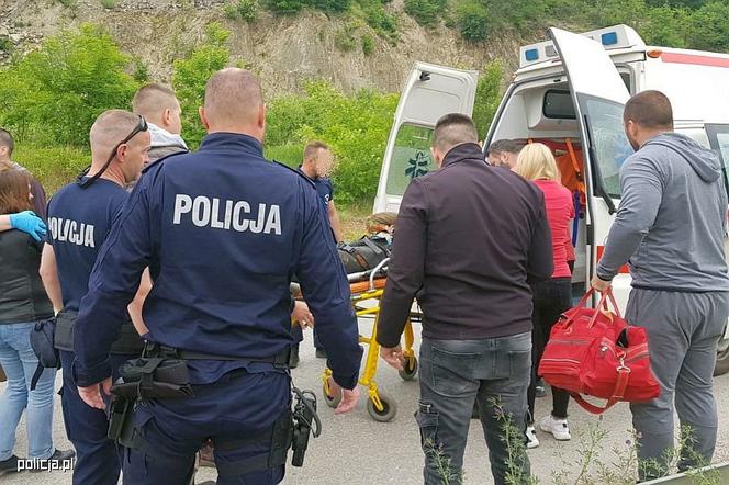 Policjanci z Myślenic i Bochni uratowali pechowego motocyklistę. Przeleżał w rowie pięć dni