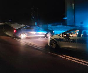 Zaspa śniegu złapała pijaka! Inny kierowca zabrał mu kluczyki