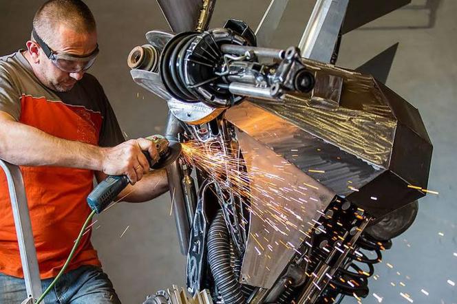 W Fabryce Robotów powstają rzeźby ze złomu. Predator waży pół tony