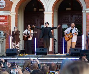 Koncert Dawida Kwiatkowskiego przed ratuszem miejskim w Kętrzynie