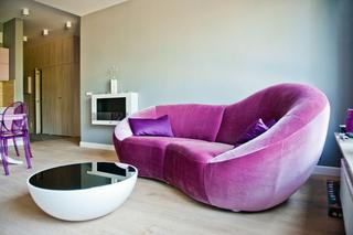 Różowa sofa w nowoczesnym wnętrzu
