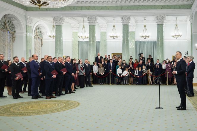 Znany chirurg prof. dr hab. n. med. Kryspin Mitura odebrał z rąk Prezydenta Rzeczypospolitej Polskiej Andrzeja Dudy akt nominacyjny, nadający mu tytuł profesora nauk medycznych i nauk o zdrowiu