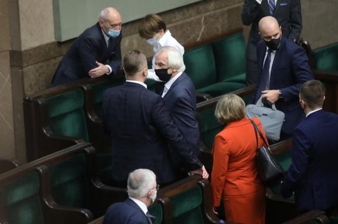 ZAMIESZANIE w Sejmie! Obrady odłożone. Terlecki grzmi: Obstrukcja!