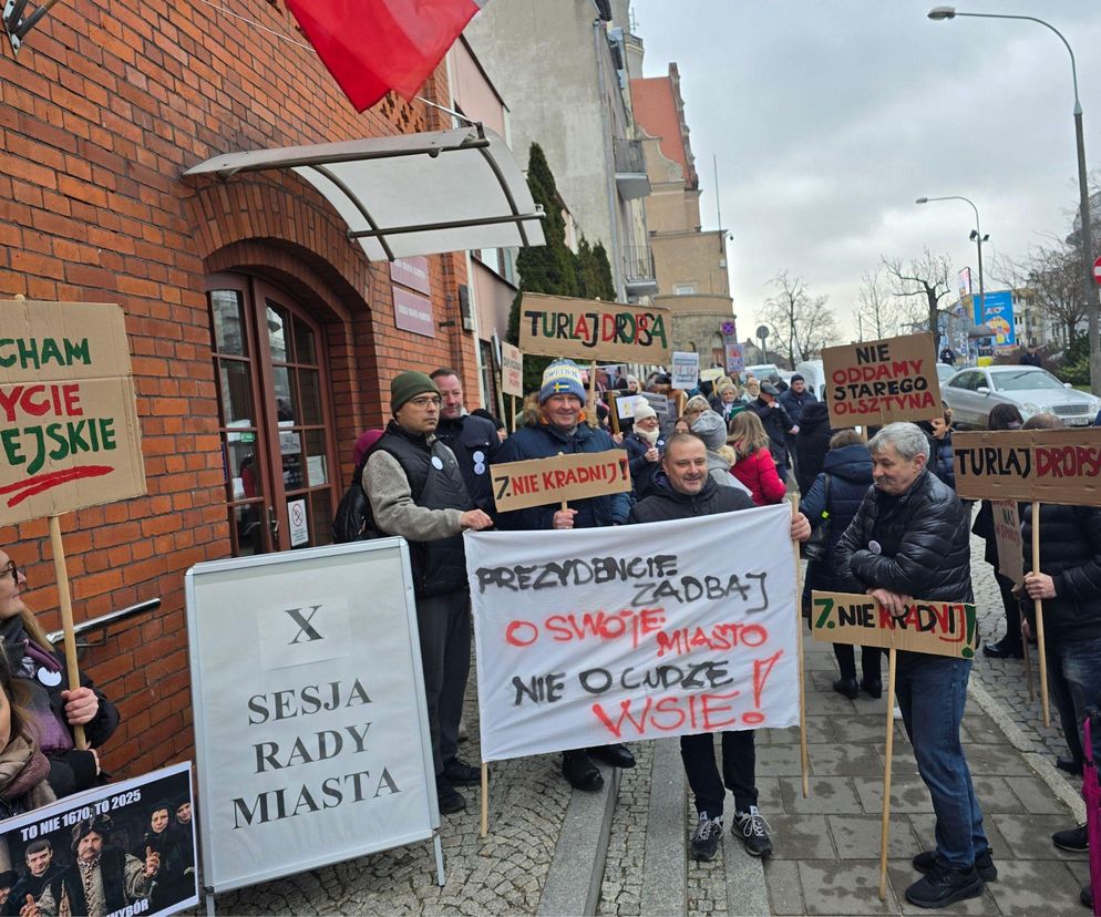 Protest mieszkańców gminy Purda pod ratuszem