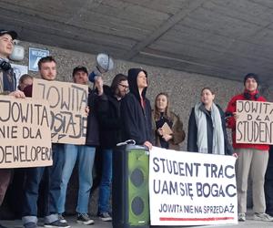 Protest studentów pod Domem Studenckim Jowita w Poznaniu