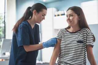 Problemy z rejestracją na szczepienie COVID-19 2025. Co poszło nie tak?