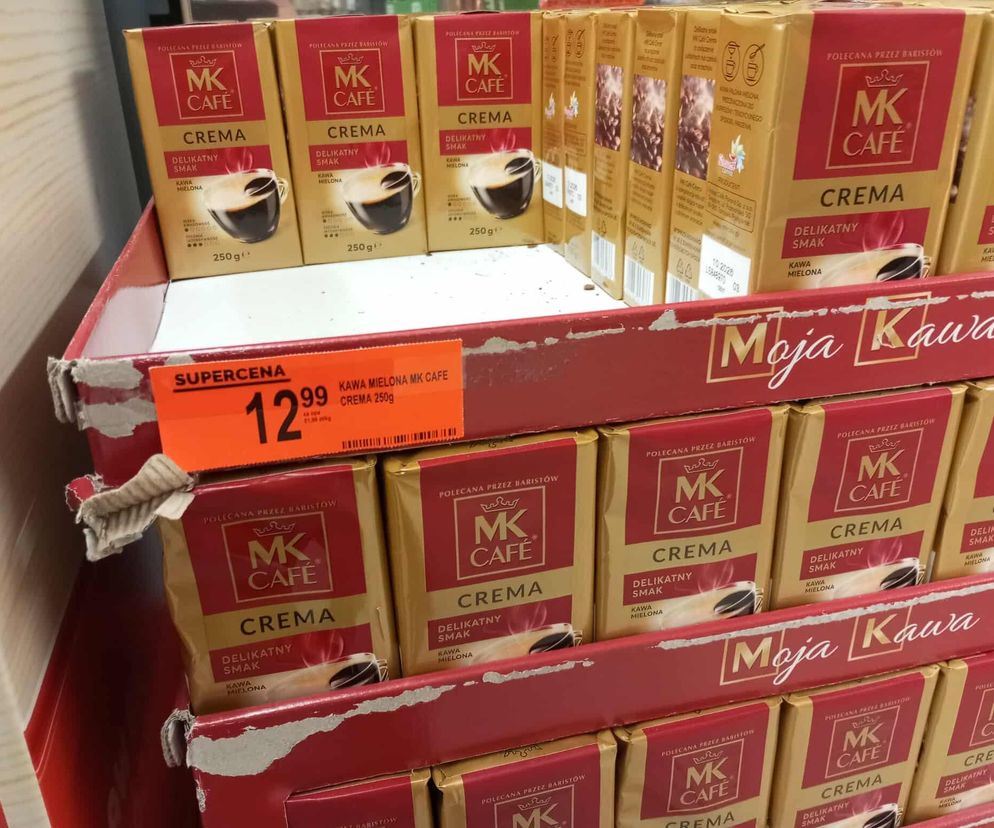 Kilka opakowań kawy mielonej MK Café Crema 250g w promocyjnej cenie 12,99 zł na półce sklepowej Biedronki.  Super okazja dla miłośników kawy! Więcej informacji na temat tej i innych promocji znajdziesz na Super Biznes.