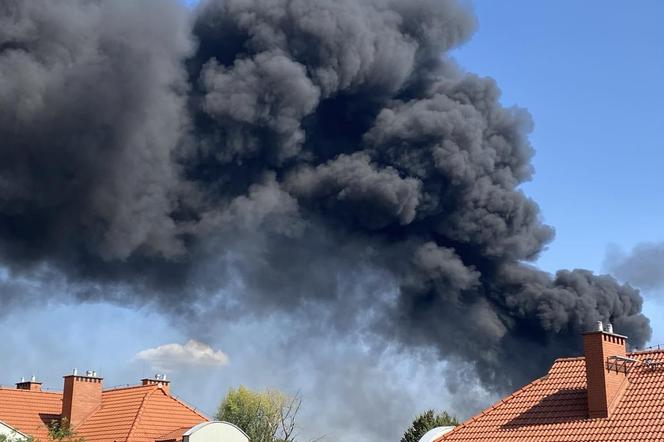 Czarny dym nad Zabrzem. Strażacy walczą z pożarem na Zaborzu