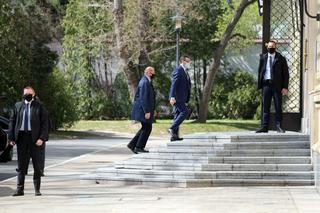 Premier Mateusz Morawiecki w maseczce ochronnej pod Kancelarią Premiera