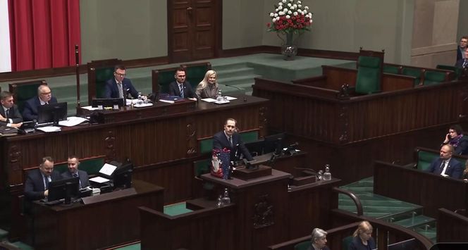 Poseł Berkowicz przekazał Tuskowi spodnie