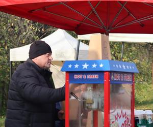 Oprócz znicza można było kupić kebaba. Tłumy przy cmentarzy na lubelskim Majdanku. Zobaczcie!