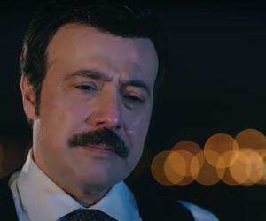 Cenger z Emaget. Jest wiernym kamerdynerem w rezydencji Kirimli. Co prywatnie łączy aktora Ömera Gecü z Halilem İbrahimem Ceyhanem? 