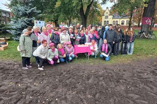 Posadzili żonkile w Lesznie. Dziś Europejski Dzień Walki z Rakiem Piersi [ZDJĘCIA]