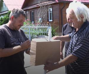 Rolnicy. Podlasie. Andrzej z Plutycz sieje trawę. Absurd goni absurd. Ta trawa przed domem jest potrzebna