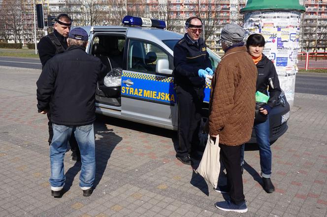 Zakrywanie twarzy OBOWIĄZKOWE! Na Śląsku strażnicy rozdają maski ZA DARMO