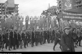 QUIZ PRL. Pochody 1-majowe: spontaniczne, czy obowiązkowe? Komplet punktów tylko dla znawców PRL-u