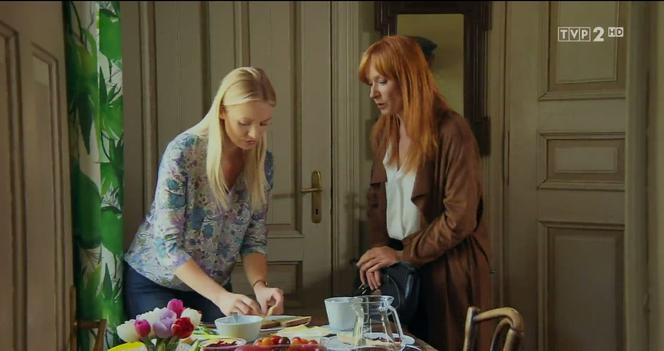 M jak miłość odc. 1379. Joasia (Barbara Kurdej-Szatan), Agnieszka (Magdalena Walach)