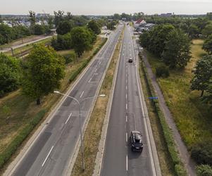 Koszmar na we Wrocławiu. Samochód uderzył w latarnię i rozpadł się na dwie części