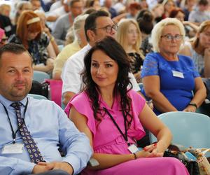Kongres Świadków Jehowy w Sosnowcu. W sobotę ponownie przybyły tysiące uczestników