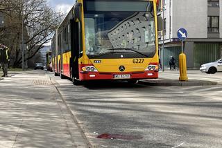 Koszmarny wypadek w Warszawie. Miejski autobus zmiótł pieszą z pasów