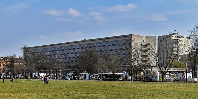 W PRL-u powstał najdłuższy budynek w Małopolsce. Janusz Morgenstern i Jerzy Stuhr kręcili w nim filmy