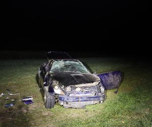 Próbował zapalić papierosa za kierownicą. Auto wylądowało w rowie