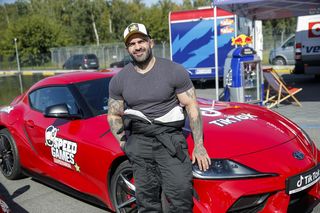 Akop Szostak pokazał mamę, która pod jego okiem sporo schudła. Internauci wprost: jak siostra