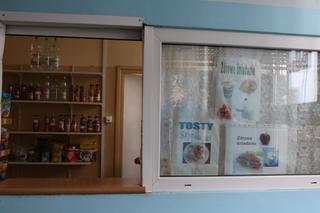 SKLEPIK PADA, A UCZNIOWIE OBJADAJĄ SIĘ PIZZĄ.