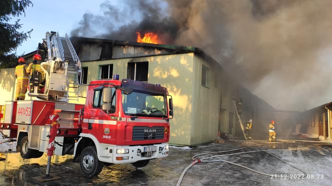 Pożar w fabryce materaców w Jaśle. "Dym widać z kilkunastu kilometrów"