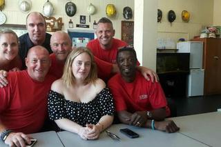 Adele z wizytą u strażaków ratujących ludzi z pożaru w Londynie