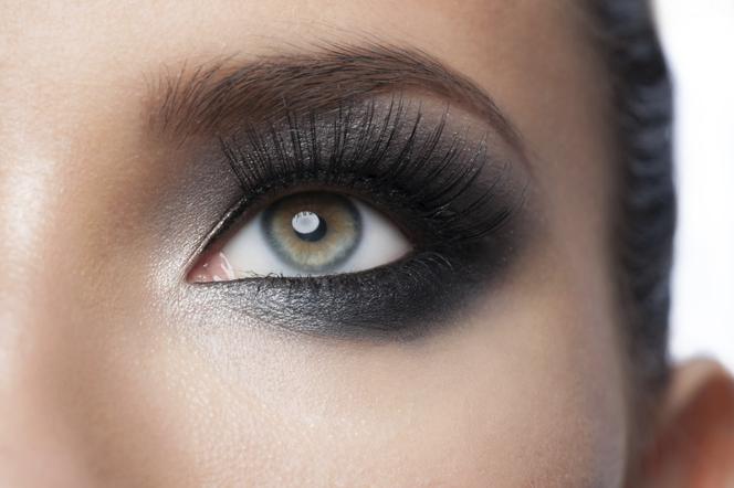 Smoky eyes: jak wykonać klasyczny makijaż krok po kroku?