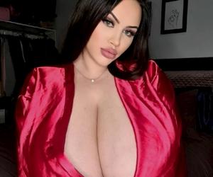 Piersi popularnej tiktokerki nie chcą przestać rosnąć. To wyjątkowo rzadka choroba