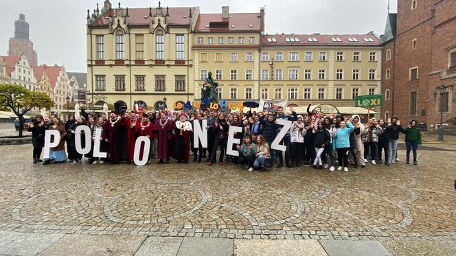 Zrobili to! Maturzyści zatańczyli poloneza na wrocławskim Rynku [WIDEO, ZDJĘCIA]