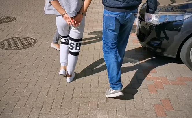 Białystok. Policja WKROCZYŁA do mieszkania. Narkotyki w pluszowym misiu i w bieliźnie 23-latki