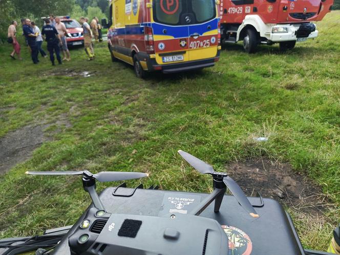 Rodzice z dziećmi wypadli z kajaka do Parsęty. Tak wyglądała akcja ratownicza [ZDJĘCIA]