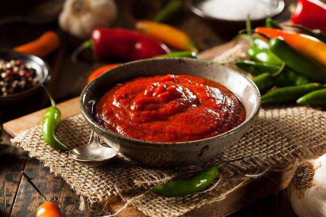 Sos Sriracha: przepis na pikantny sos w słoikach