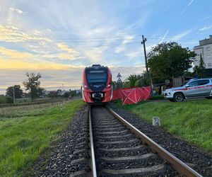 Tragedia na torach. Pociąg potrącił kobietę na przejeździe